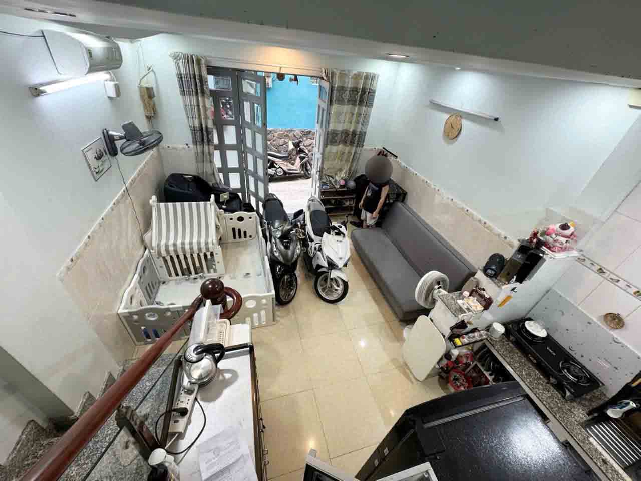 Hình ảnh thực tế phòng khách của nhà hẻm đường bà hạt, quận 10, nhìn từ trên xuống