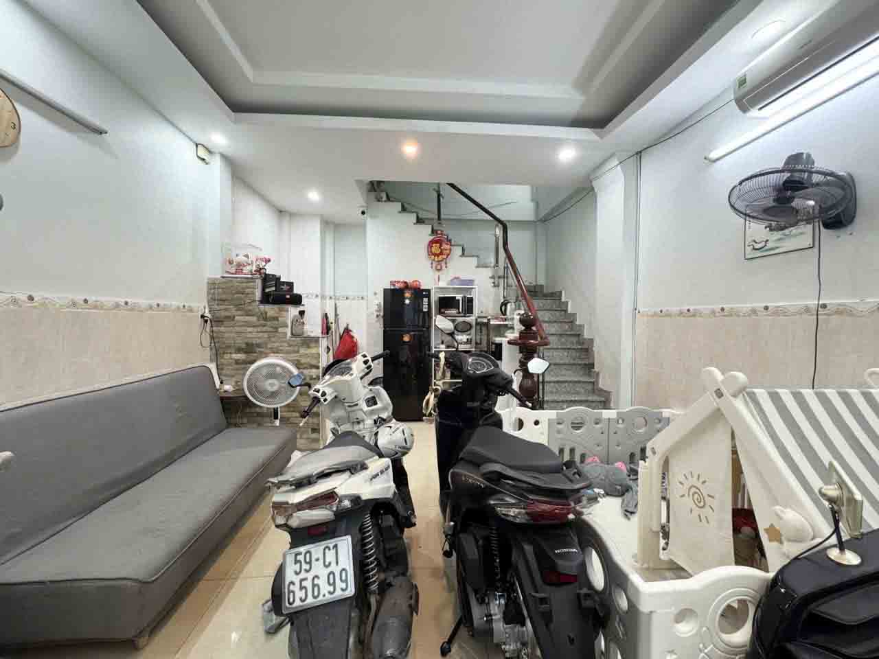 Hình ảnh thực tế phòng khách nhà hẻm đường bà hạt, quận 10