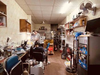 Hình ảnh thực tế phòng khách lớn nhà hẻm xe ô tô đường Hòa Hỏa quận 10 (2)