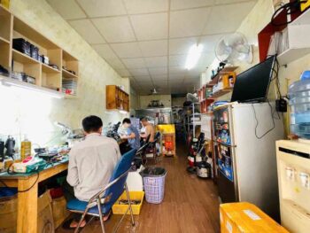 Hình ảnh thực tế phòng khách lớn nhà hẻm xe ô tô đường Hòa Hỏa quận 10