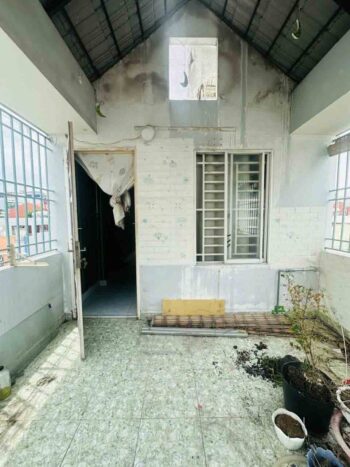 Hình ảnh thực tế sân thượng nhà hẻm xe ô tô đường nguyễn ngọc lộc quận 10 (2)