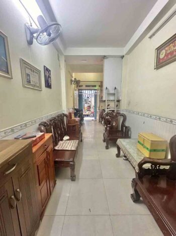 Hình ảnh thực tế phòng khách nhà hẻm xe hơi đường Thành Thái quận 10