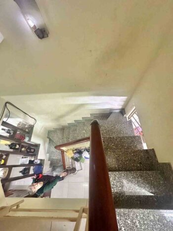 Hình ảnh thực tế cầu thang nhà hẻm xe hơi đường Thành Thái quận 10