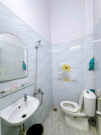 Hình ảnh thực tế nhà vệ sinh nhà hẻm xe hơi đường lê hồng phong quận 10