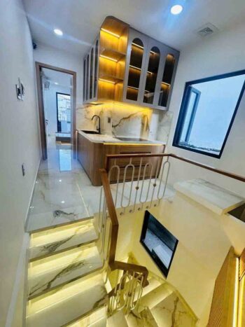 Hình ảnh thực tế cầu thang nhà mặt tiền đường nhựa đường Hòa Hưng quận 10 (2)