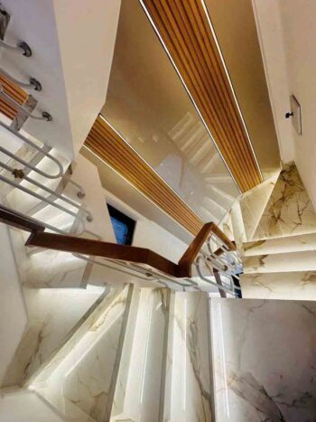 Hình ảnh thực tế cầu thang nhà mặt tiền đường nhựa đường Hòa Hưng quận 10 (2)